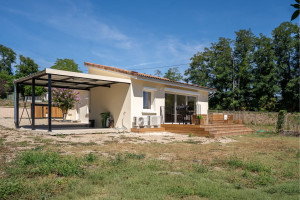 Photo de galerie - Rénovation complète (intérieur & extérieur) de cette jolie maison. L’intérieur a été complètement repensé pour obtenir une maison agréable et fonctionnelle avec deux chambres.  