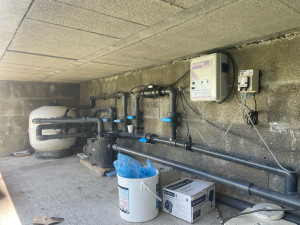 Photo de galerie - Mise en place toute les équipements de la piscine dans le local technique 
