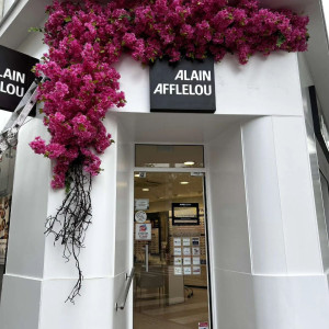 Photo de galerie - Pose d'une décoration florale extérieure. 