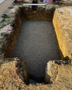 Photo de galerie - Terrassement d’un trous de piscine + radier en gravier 6/14 de 10cm 