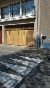 Photo de galerie - Préparation de la porte de garage ponçage 