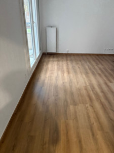 Photo de galerie - Fourniture et pose d’un parquet avec plinthes et peinture 