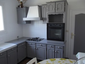 Photo de galerie - Relooking d'une cuisine marron à grise avec changement des poignées.