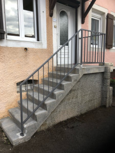 Photo de galerie - Ponçage et nettoyage d une barrière d escaliers 