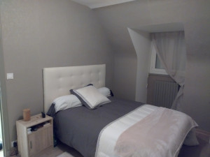 Photo de galerie - Peinture et tapisserie d’une chambre; réalisation d’une tête de lit