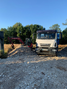 Photo de galerie - Mini pelle et camion poid lourd