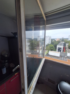 Photo de galerie - Remplacement d'un simple vitrage sur vantail en bois.