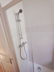 Photo de galerie - Pose d'une barre de douche échanger robinet thermostatique