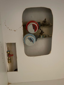 Photo de galerie - Découpe dans un meuble de cuisine pour accès aux compteurs d’eau et robinet lave vaisselle 