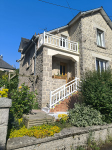 Photo de galerie - Reprise de ravalement du linteau et rénovation en glycéro des barrières en couleurs Blanche 
