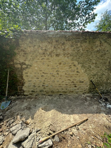 Photo de galerie - Ce mur qui s’est écroulé a été remonté et ré enduit par moi.