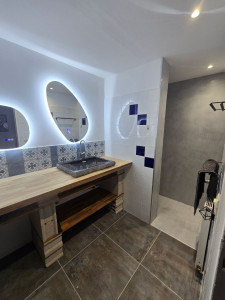 Photo de galerie - Rénovation salle de bain complète carrelage béton ciré douche a l'italienne 
