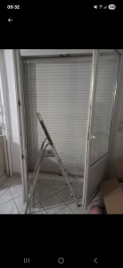 Photo de galerie - Préparation et nettoyage des vitres, montants et volets électriques en PVC dans le cadre d’un état des lieux.