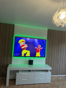 Photo de galerie - Pose de papier peint, fixation d’une TV au mur et installation de LED derrière la TV