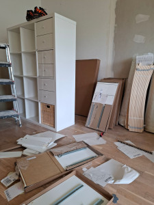 Photo de galerie - Prise pendant le montage des étagères d’armoire, travail en cours avec précision et respect des détails.