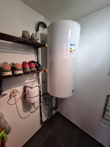 Photo de galerie - Dépose de l’ancien ballon, installation du nouveau chauffe-eau, contrôle des raccordements et mise en service conformément aux normes en vigueur
