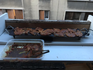 Photo de galerie - Grande table fixe sur le balcon de la maison pour la plancha et la table qui sert a poser les assiettes 