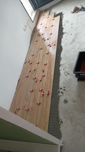 Photo de galerie - Pose carrelage effet parquet 
