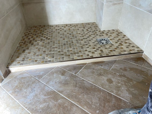 Photo de galerie - Salle bain mosaïque avec carrelage imitation parquet 