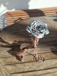 Photo de galerie - Rose zinc et cuivre avec pieds en bois de vigne 