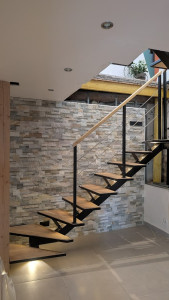 Photo de galerie - Escalier limon central 3/4 tournants + garde corps acier/inox/bois