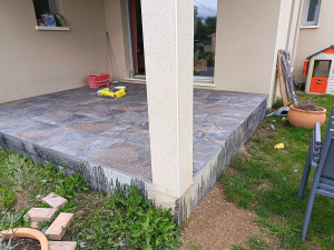 Photo de galerie - Pose de carrelage anti dérapant sur une terrasse extérieure avec baguette grise en finition pour run rendu plus esthétique 