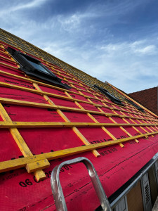 Photo de galerie - Rénovation de toiture ( Isolation + Lattage + Velux + Habillages + Pose de tuiles ) 