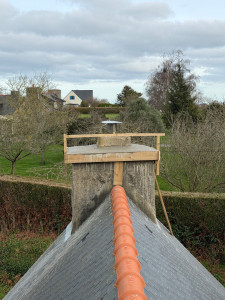 Photo de galerie - Réfection de cheminée avec reprise des maçonneries et pose d’un chapeau inox.
Intervention visant à améliorer l’étanchéité, protéger le conduit des intempéries et assurer une meilleure durabilité.
Travail soigné avec finitions propres.