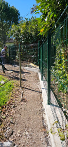 Photo de galerie - Installation de grillage rigide sur semelle béton réalisée précédemment 