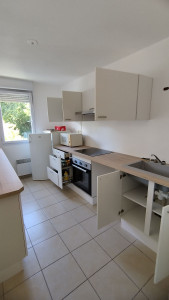 Photo de galerie - Aménagement et pose d'une cuisine (démontage de l'ancienne, montage des meubles, découpe des plans de travail, pose des meubles, de l'électroménager et de l'évier complet)