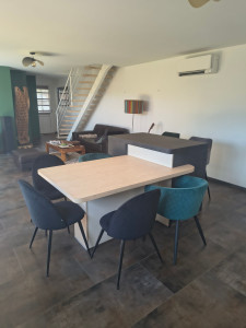 Photo de galerie - îlot monté chez le client pour un rendu moderne et en lien  avec le bois de l'escalier. 

