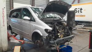 Photo de galerie - Sur mon propre véhicule entretien.
depose de la façade avant pour remplacer de la pomp à eau courroie d accessoires révision et radiateur de clim.
