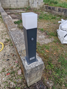 Photo de galerie - Installation luminaire avec détection de mouvement extérieur 