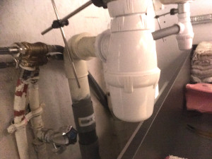 Photo de galerie - Transformation siphon simple en double, tuyau PVC réajusté, réinstallation eau froide eau chaude avec un T pour les deux lavabos. 