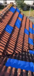 Photo de galerie - Pose de bâche après tempête en attente de changement de tuile 