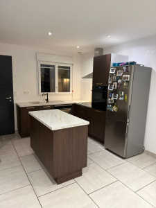 Photo de galerie - Pose d’une cuisine avec îlot central. 