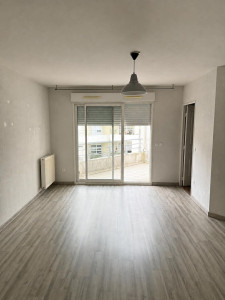 Photo de galerie - Pièce avant pose parquet et tapisserie