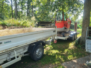 Photo de galerie - à votre service avec camion et minipelle