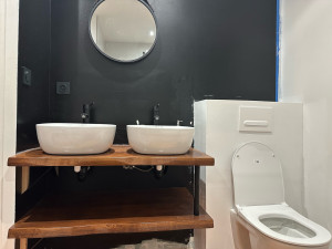 Photo de galerie - Remplacement lavabo par plan de travail chêne brute et vasque 