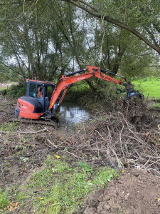 Photo de galerie - Nettoyage d’une rivière est broyages des accotements 