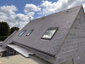Photo de galerie - Couverture ardoise - Velux encastrée 