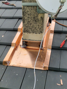 Photo de galerie - Réalisation d'un abergement de cheminée en cuivre