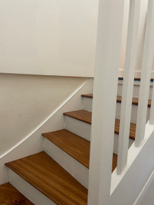 Photo de galerie - Tapisserie et peinture escalier 