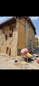 Photo de galerie - Reprise façade joints pierres et enduit monocouches 