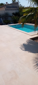 Photo de galerie - Pose de carrelage 40x60 imitation travertin tour de piscine 