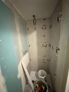 Photo de galerie - Pose d’un carreau en 60x60cm dans une douche . 