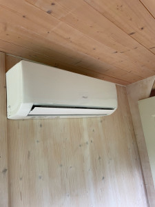 Photo de galerie - Installation complète de climatisation réversible split, incluant la pose des unités, les raccordements frigorifiques et électriques, la mise en service et les réglages. 