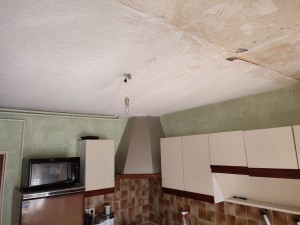 Photo de galerie - Suite à dégât des eaux plafond tâche chut des enduits rénovation de la cuisine intégrale plafond et murs 