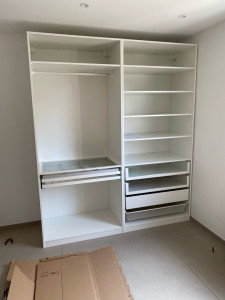 Photo de galerie - Montage pax de chez Ikea avec accessoires.