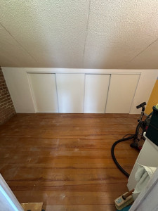 Photo de galerie - Réalisation un espace de rangement sous rampant avec portes coulissantes (après)